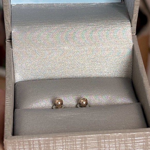 Macy’s Elegant Gold Stud Earrings - Picture 4 of 6